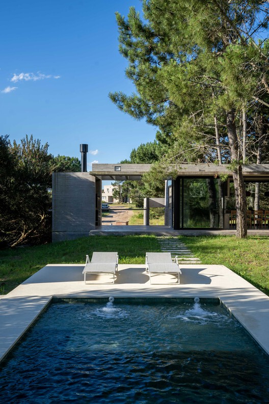 Senderos House / Besonias Almeida Arquitectos Senderos House / Besonias Almeida Arquitectos - Image 3 of 18