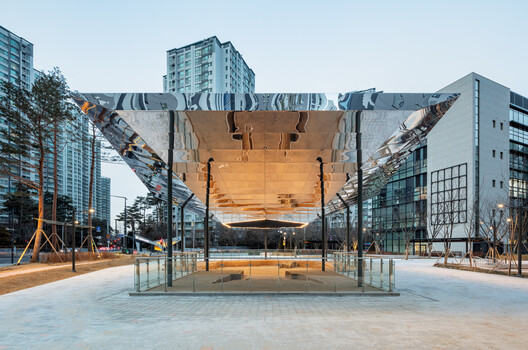 Floating Ground: A Landmark that Disappears / YZA Floating Ground: A Landmark that Disappears / YZA - Exterior Photography, Glass