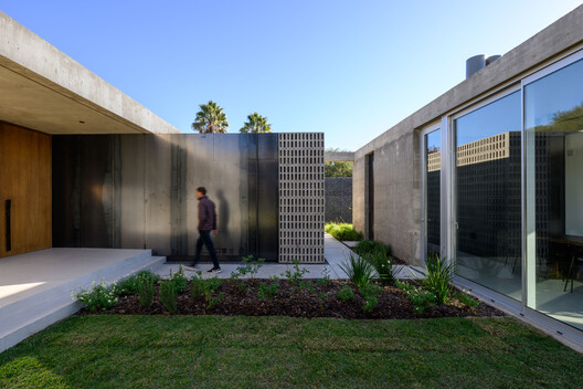 Gabion House / AR Arquitectos Gabion House / AR Arquitectos - Exterior Photography, Concrete, Courtyard