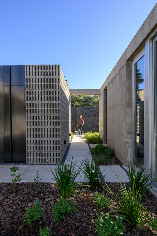 Gabion House / AR Arquitectos Gabion House / AR Arquitectos - Exterior Photography, Concrete, Courtyard
