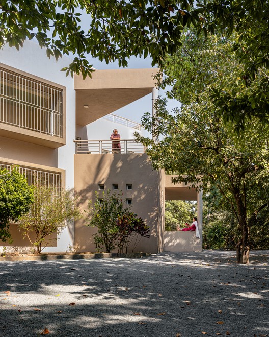 Parnasambhar / N. B. Architects - Exterior Photography, Concrete, Balcony
