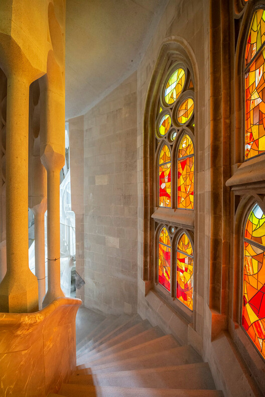Contemplative Drama: How Gaudí Shaped Light and Color at Sagrada Família Contemplative Drama: How Gaudí Shaped Light and Color at Sagrada Família - Image 16 of 19