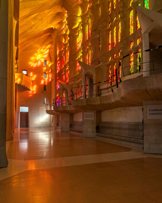 Contemplative Drama: How Gaudí Shaped Light and Color at Sagrada Família Contemplative Drama: How Gaudí Shaped Light and Color at Sagrada Família - Image 8 of 19