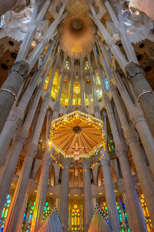 Contemplative Drama: How Gaudí Shaped Light and Color at Sagrada Família Contemplative Drama: How Gaudí Shaped Light and Color at Sagrada Família - Image 18 of 19