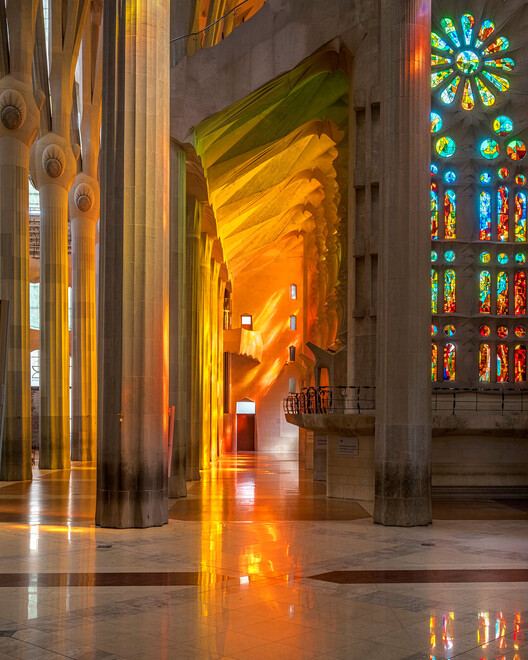 Contemplative Drama: How Gaudí Shaped Light and Color at Sagrada Família Contemplative Drama: How Gaudí Shaped Light and Color at Sagrada Família - Image 7 of 19