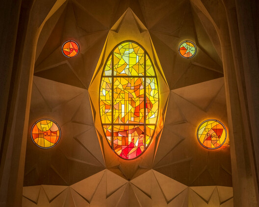 Contemplative Drama: How Gaudí Shaped Light and Color at Sagrada Família Contemplative Drama: How Gaudí Shaped Light and Color at Sagrada Família - Image 15 of 19