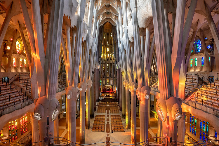 Contemplative Drama: How Gaudí Shaped Light and Color at Sagrada Família - Featured Image