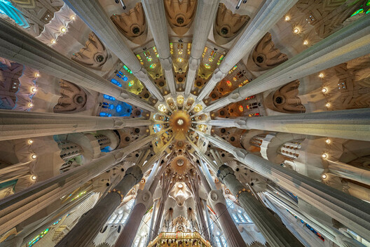 Contemplative Drama: How Gaudí Shaped Light and Color at Sagrada Família Contemplative Drama: How Gaudí Shaped Light and Color at Sagrada Família - Image 4 of 19