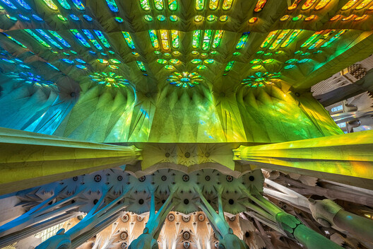 Contemplative Drama: How Gaudí Shaped Light and Color at Sagrada Família Contemplative Drama: How Gaudí Shaped Light and Color at Sagrada Família - Image 9 of 19