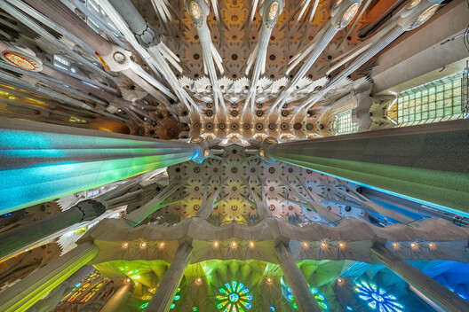 Contemplative Drama: How Gaudí Shaped Light and Color at Sagrada Família Contemplative Drama: How Gaudí Shaped Light and Color at Sagrada Família - Image 2 of 19