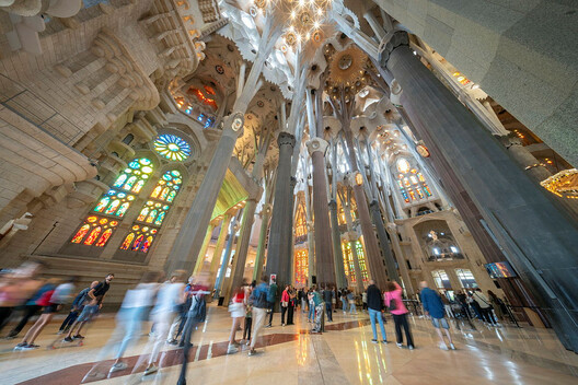 Contemplative Drama: How Gaudí Shaped Light and Color at Sagrada Família Contemplative Drama: How Gaudí Shaped Light and Color at Sagrada Família - Image 10 of 19