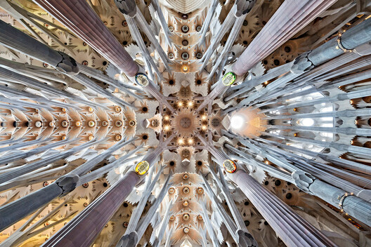 Contemplative Drama: How Gaudí Shaped Light and Color at Sagrada Família Contemplative Drama: How Gaudí Shaped Light and Color at Sagrada Família - Image 12 of 19