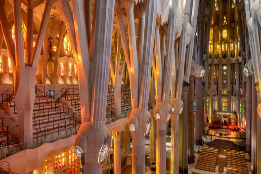 Contemplative Drama: How Gaudí Shaped Light and Color at Sagrada Família Contemplative Drama: How Gaudí Shaped Light and Color at Sagrada Família - Image 19 of 19