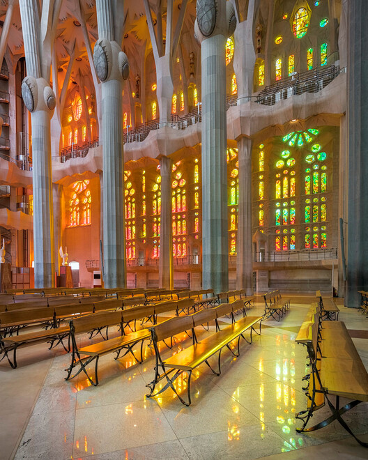 Contemplative Drama: How Gaudí Shaped Light and Color at Sagrada Família Contemplative Drama: How Gaudí Shaped Light and Color at Sagrada Família - Image 3 of 19
