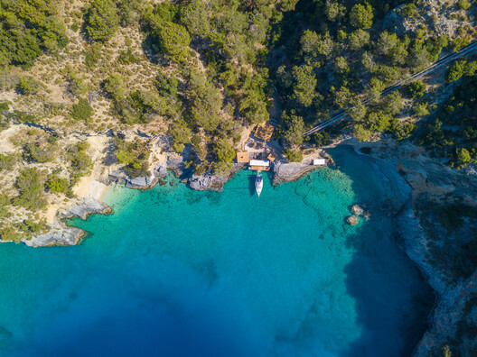 Island Logic: How Terrain Shapes Coastal Architecture - Image 2 of 16