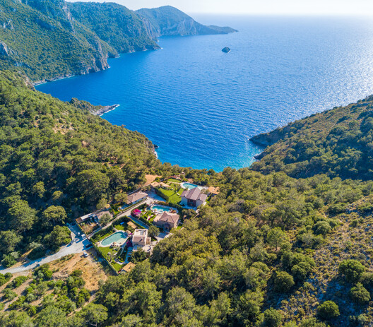 Island Logic: How Terrain Shapes Coastal Architecture - Image 1 of 16
