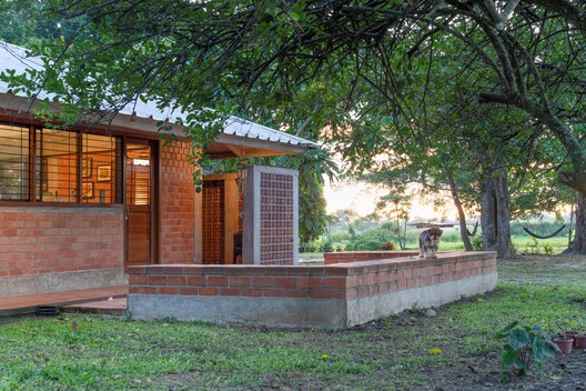 Villa E / Vásquez & López Arquitectos Villa E / Vásquez & López Arquitectos - Exterior Photography, Wood, Brick, Door, Garden
