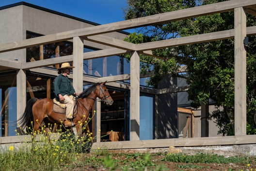 Illapangui del Peumo House / Vergara Arquitectos Illapangui del Peumo House / Vergara Arquitectos - Exterior Photography, Wood, Beam