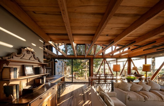 Illapangui del Peumo House / Vergara Arquitectos Illapangui del Peumo House / Vergara Arquitectos - Interior Photography, Wood, Beam, Chair