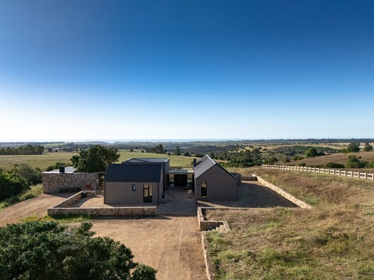 Illapangui del Peumo House / Vergara Arquitectos Illapangui del Peumo House / Vergara Arquitectos - Exterior Photography