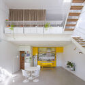 Casa en una ex fábrica, reforma y ampliación / Morsa Taller + Pablo Giterman - Fotografía interior, Escaleras, Sillas, Barandas