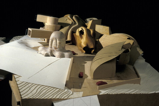 "The Century of Gehry": Frank Gehry Retrospective Opens at the Serralves Museum in Porto "The Century of Gehry": Frank Gehry Retrospective Opens at the Serralves Museum in Porto - Image 11 of 17