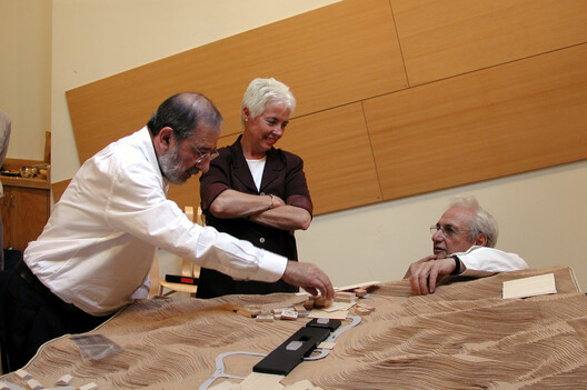 "The Century of Gehry": Frank Gehry Retrospective Opens at the Serralves Museum in Porto "The Century of Gehry": Frank Gehry Retrospective Opens at the Serralves Museum in Porto - Image 17 of 17