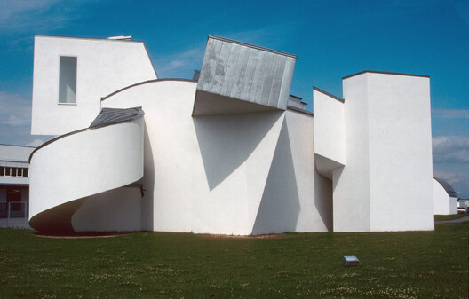 "The Century of Gehry": Frank Gehry Retrospective Opens at the Serralves Museum in Porto "The Century of Gehry": Frank Gehry Retrospective Opens at the Serralves Museum in Porto - Image 2 of 17
