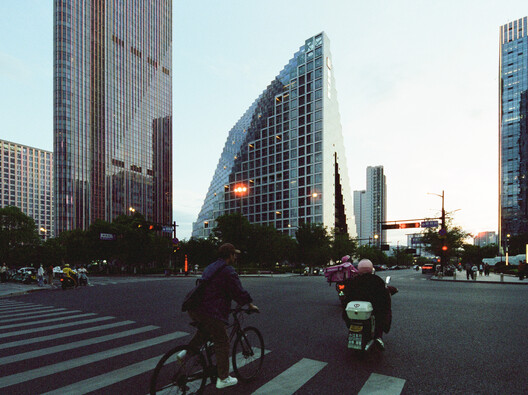 OMA Completes Hangzhou Prism Mixed-Use Development in China's Future Tech City OMA Completes Hangzhou Prism Mixed-Use Development in China's Future Tech City - Image 10 of 10