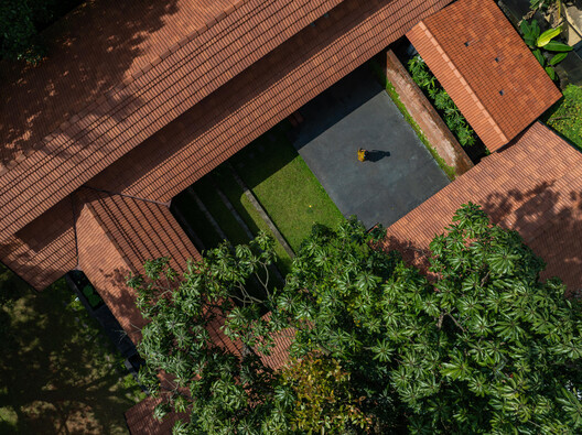 Śhālā Twam Community Hub / Bhoomija Creations Śhālā Twam Community Hub / Bhoomija Creations - Exterior Photography, Garden