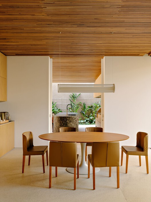 Lego House / Fernanda Marques Arquitetos Associados - Interior Photography, Dining room, Wood, Table, Chair