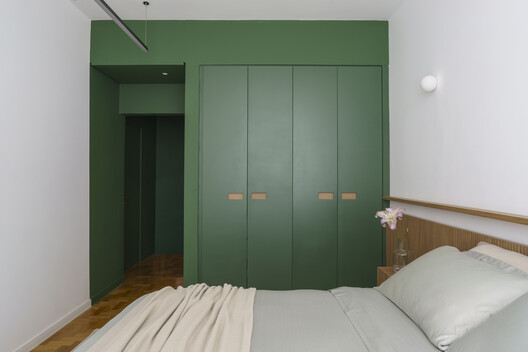 EA Apartment / Piacesi Arquitetos Associados EA Apartment / Piacesi Arquitetos Associados - Interior Photography, Bedroom, Wood, Lighting, Door, Bed, Closet