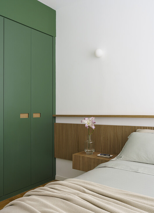EA Apartment / Piacesi Arquitetos Associados EA Apartment / Piacesi Arquitetos Associados - Interior Photography, Bedroom, Wood, Lighting, Bed