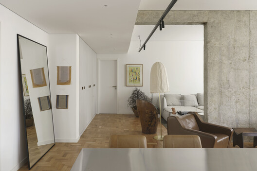 EA Apartment / Piacesi Arquitetos Associados EA Apartment / Piacesi Arquitetos Associados - Interior Photography, Wood, Lighting, Chair