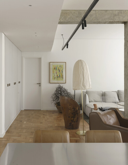 EA Apartment / Piacesi Arquitetos Associados EA Apartment / Piacesi Arquitetos Associados - Interior Photography, Wood, Lighting, Door, Chair