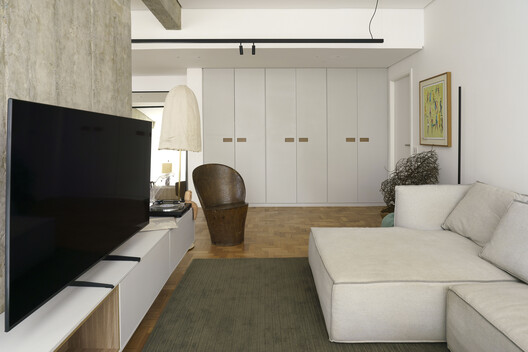 EA Apartment / Piacesi Arquitetos Associados EA Apartment / Piacesi Arquitetos Associados - Interior Photography, Sofa, Wood, Table, Lighting, Chair