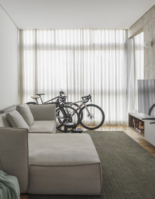 EA Apartment / Piacesi Arquitetos Associados EA Apartment / Piacesi Arquitetos Associados - Interior Photography, Sofa, Wood, Lighting