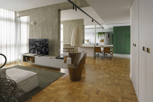 EA Apartment / Piacesi Arquitetos Associados EA Apartment / Piacesi Arquitetos Associados - Interior Photography, Wood, Lighting, Table, Chair