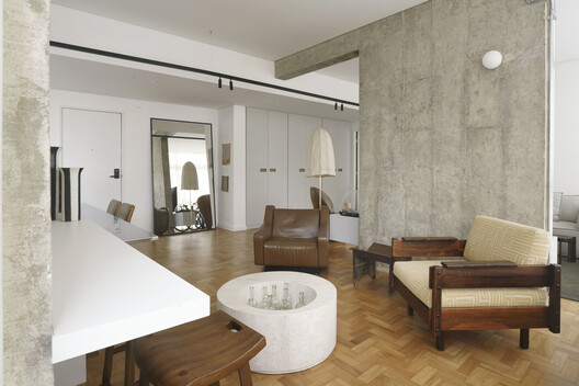 EA Apartment / Piacesi Arquitetos Associados EA Apartment / Piacesi Arquitetos Associados - Interior Photography, Wood, Table, Lighting, Chair