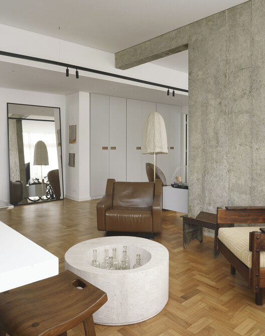 EA Apartment / Piacesi Arquitetos Associados EA Apartment / Piacesi Arquitetos Associados - Interior Photography, Wood, Lighting, Table, Chair