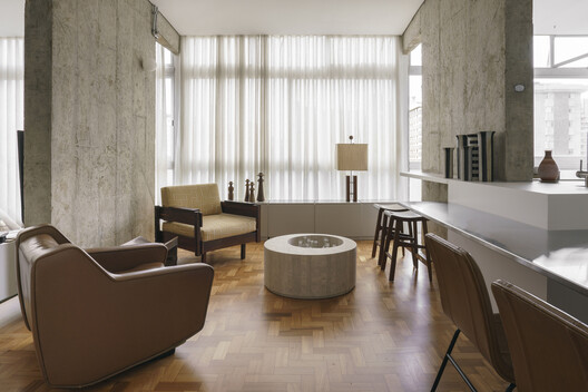 EA Apartment / Piacesi Arquitetos Associados EA Apartment / Piacesi Arquitetos Associados - Interior Photography, Living Room, Wood, Chair, Lighting, Table