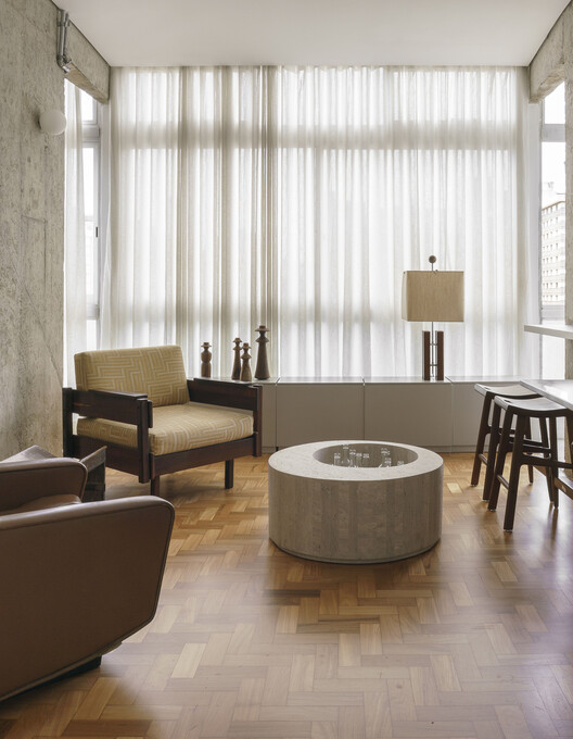 EA Apartment / Piacesi Arquitetos Associados EA Apartment / Piacesi Arquitetos Associados - Interior Photography, Wood, Lighting, Sofa, Chair