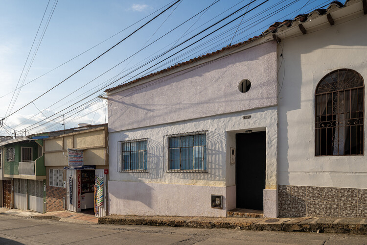 Casa El 22 Taller – Socorro / Yemail Arquitectura – fotografía exterior, puerta, hormigón