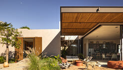Avocado Tree House / Dayala e Rafael arquitetos associados