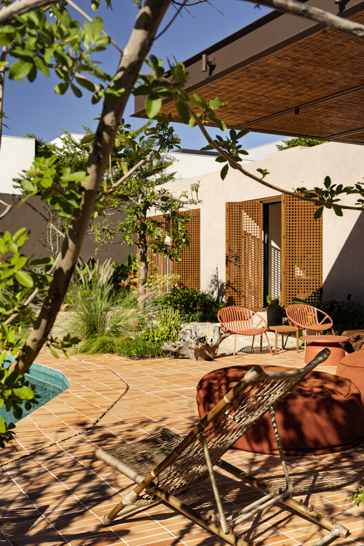 Avocado Tree House / Dayala e Rafael arquitetos associados Avocado Tree House / Dayala e Rafael arquitetos associados - Exterior Photography, Chair, Garden, Patio