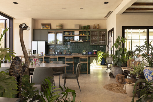 Avocado Tree House / Dayala e Rafael arquitetos associados Avocado Tree House / Dayala e Rafael arquitetos associados - Interior Photography, Dining room, Wood, Chair, Table, Lighting, Shelving