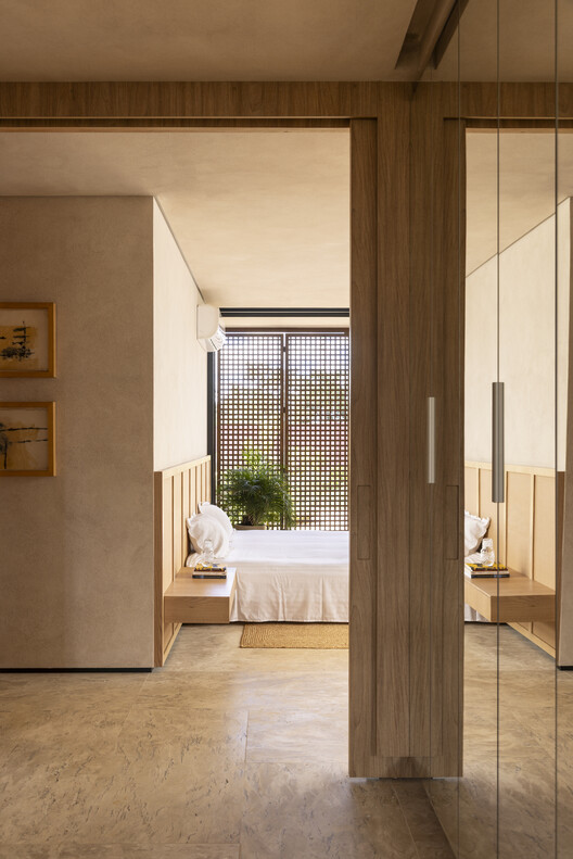 Avocado Tree House / Dayala e Rafael arquitetos associados Avocado Tree House / Dayala e Rafael arquitetos associados - Interior Photography, Bedroom, Wood, Door, Bed
