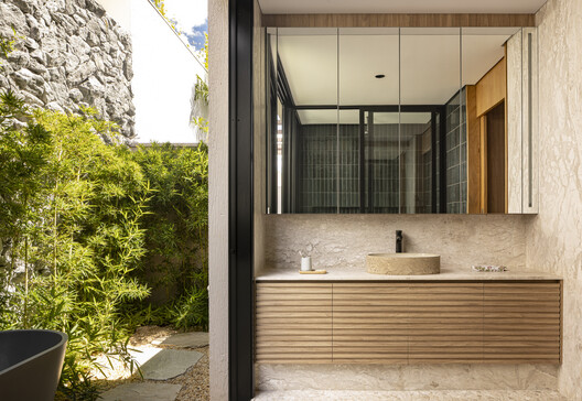 Avocado Tree House / Dayala e Rafael arquitetos associados Avocado Tree House / Dayala e Rafael arquitetos associados - Interior Photography, Bathroom, Wood, Countertop, Sink, Glass