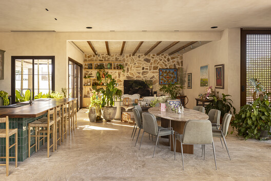 Avocado Tree House / Dayala e Rafael arquitetos associados Avocado Tree House / Dayala e Rafael arquitetos associados - Interior Photography, Dining room, Table, Wood, Chair