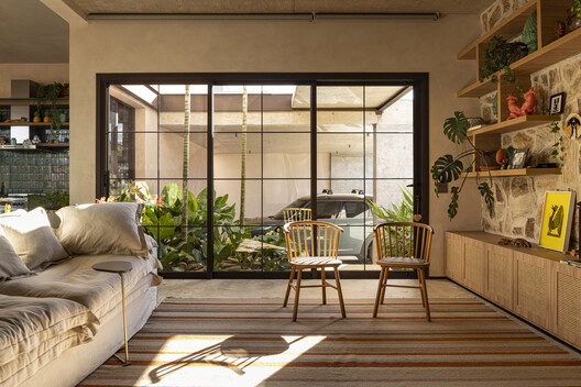 Avocado Tree House / Dayala e Rafael arquitetos associados Avocado Tree House / Dayala e Rafael arquitetos associados - Interior Photography, Wood, Lighting, Table, Chair